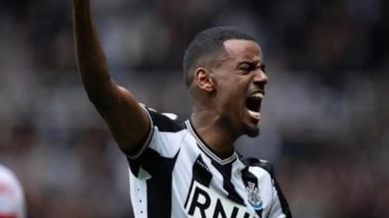 إيزاك يهز شباك ليفربول بهدف صاروخي خلال مواجهة الدوري الإنجليزي الممتاز